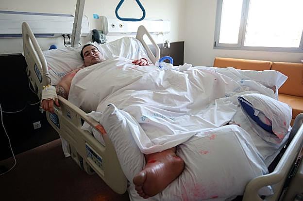 Teófilo Rodríguez, en la habitación del Hospital de Manises donde está ingresado. 