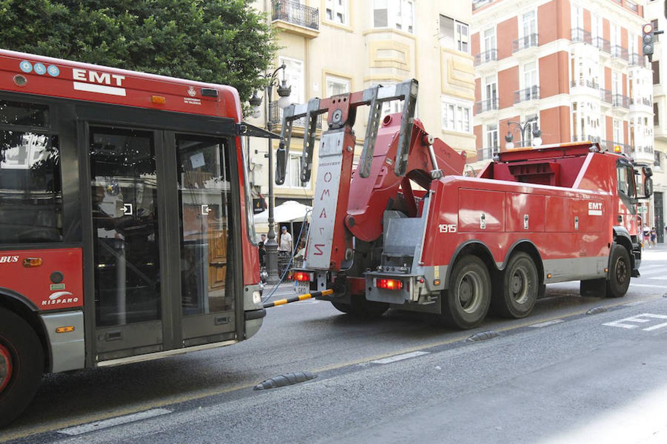 Valencia vive el primer fin de semana de septiembre. Fin de las vacaciones estivales para la mayoría de sus vecinos y antesala de la vuelta a la normalidad cotidiana. Una grúa traslada este sábado un autobús de la EMT averiado en el centro de Valencia. 