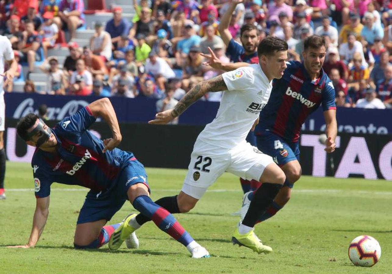 SANTI MINA. 5. Tuvo la victoria en el último instante, pero remató alto.