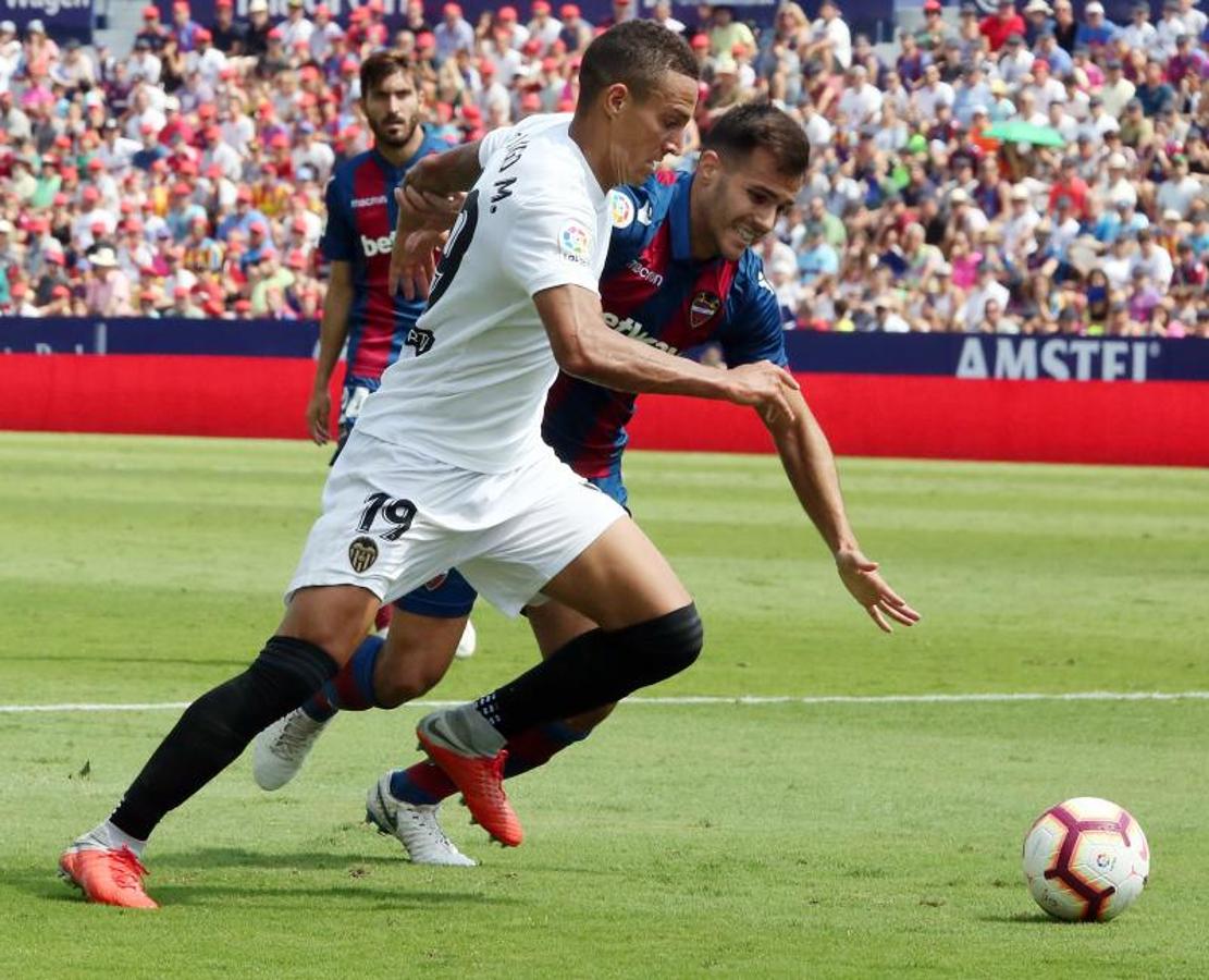 RODRIGO. 5. Quiso y no pudo. Gozó de contragolpes que no acabaron en gol por fallos propios y ajenos. 