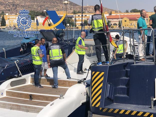 Agentes de la Policía Nacional y la Agencia Tributaria, en la embarcación que transportaba la droga. 