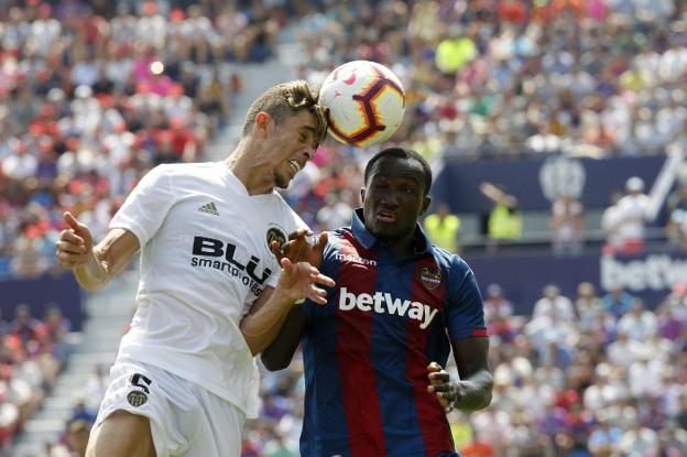 Gabriel Paulista gana la partida a Dwanema en un lance del choque.