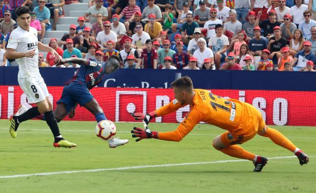 Boateng remata en la jugada que Roger aprovecharía para marcar el 1-0 para el Levante. 