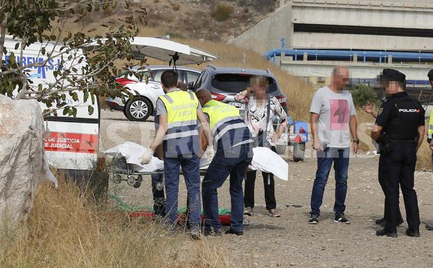 Rescate del cuerpo sin vida en Pinedo.