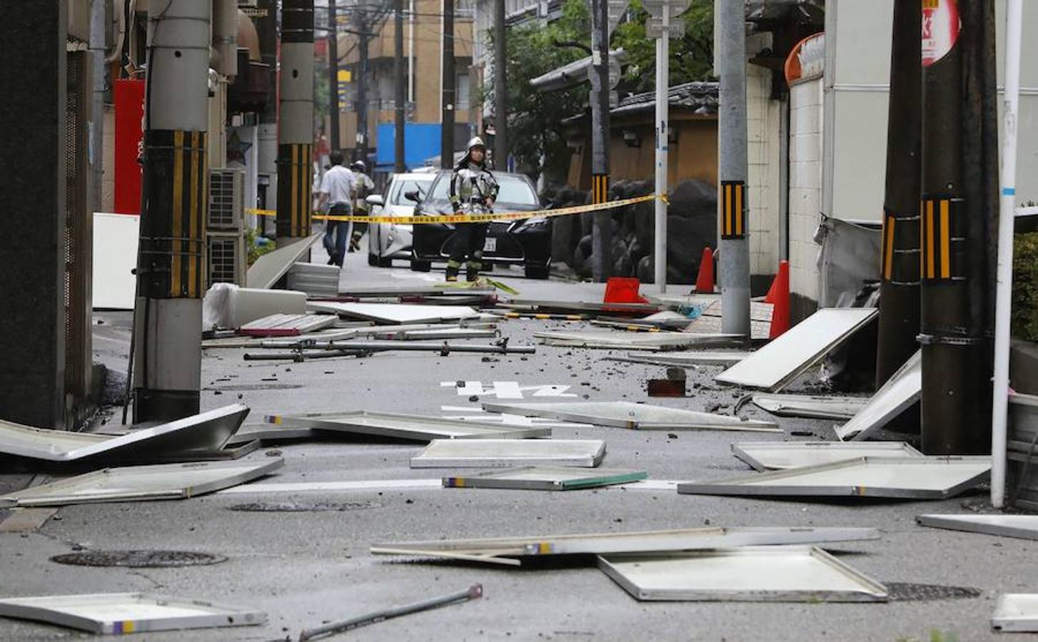 El potente ciclón Jebi, considerado el más violento en los últimos 25 años del país, ha causado, hasta el momento, siete muertes y 170 personas heridas. El fenómento está dejando vientos huracanados con ráfagas que alcanzan los 220 kilómetros por hora, marejadas y lluvias torrenciales en gran parte del oeste de Japón. Un total de 205 vuelos han tenido que ser cancelados en el aeropuerto de Kansai en Osaka después de que este quedara inundado debido a una crecida del mar provocada por Jebi.