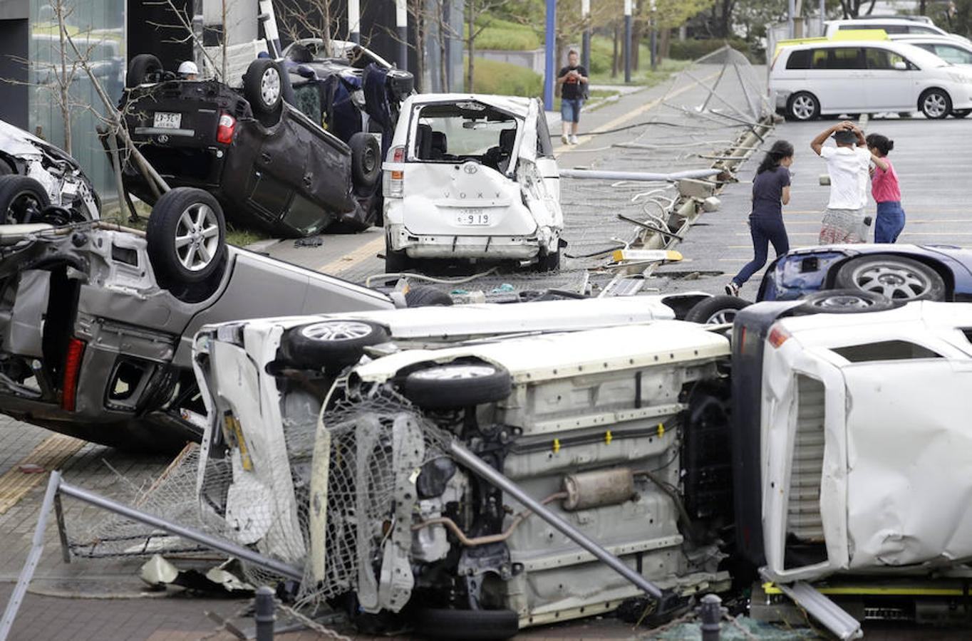 El potente ciclón Jebi, considerado el más violento en los últimos 25 años del país, ha causado, hasta el momento, siete muertes y 170 personas heridas. El fenómento está dejando vientos huracanados con ráfagas que alcanzan los 220 kilómetros por hora, marejadas y lluvias torrenciales en gran parte del oeste de Japón. Un total de 205 vuelos han tenido que ser cancelados en el aeropuerto de Kansai en Osaka después de que este quedara inundado debido a una crecida del mar provocada por Jebi.