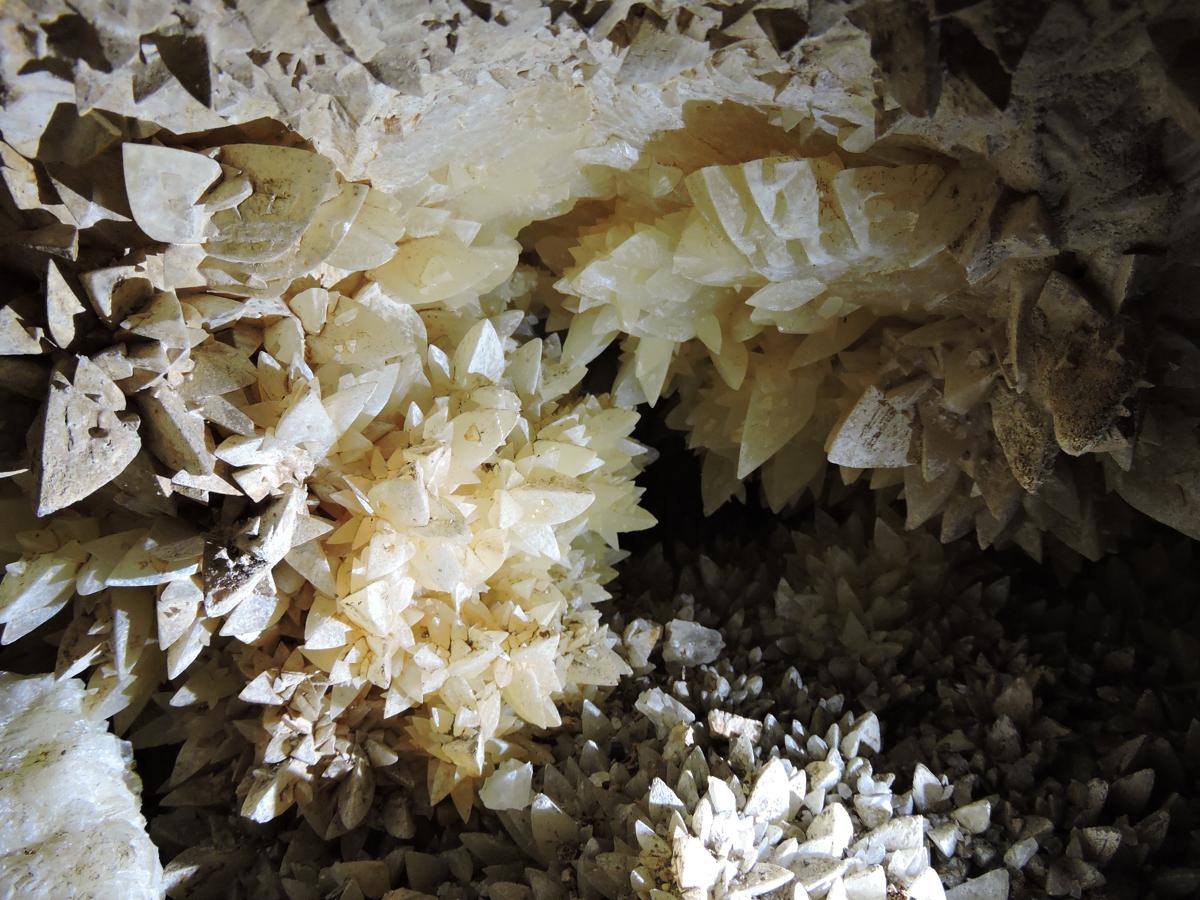 Cueva de Don Juan en Jalance: en su interior pueden descubrirse diferentes minerales y tipos de vegetación. El nombre del paraje se debe a que en 1609, cuando se decretó la expulsión de los moriscos, muchos se refugiaron en la cueva. Tres cristianos se pelearon por el reparto del botín que escondían los refugiados y se conocieron como los tres Juanes: Don Juan Pacheco, Don Juan de Córdova y Don Juan de Vergara.