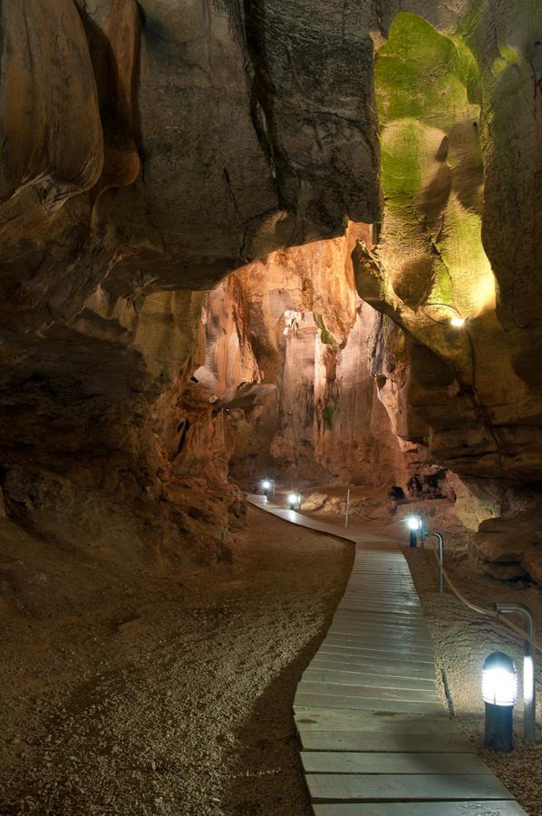 La Cueva de las Calaveras en Benidoleig. Situado en la Marina Alta, este enclave se encuentra en el municipio de Benidoleig. Se ubica en el valle del río Girona y tiene unos 300 metros de recorrido. Hace más de 100.000 años, el hombre paleolítico la utilizó como refugio, como demuestra su extenso osario de grandes mamíferos y utensilios de piedra.