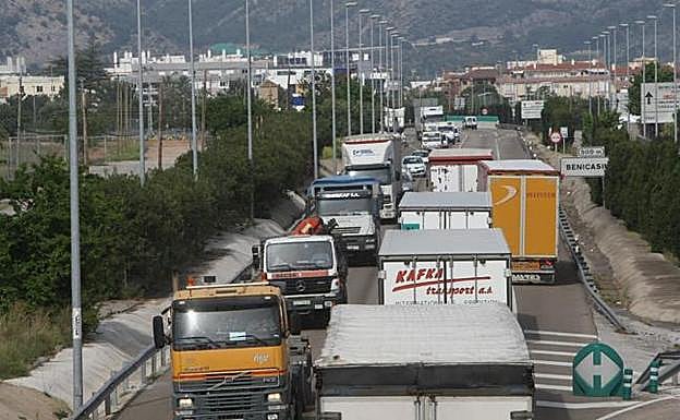 Tráfico de camiones en la carretera N-340 a su paso por Benicàssim.