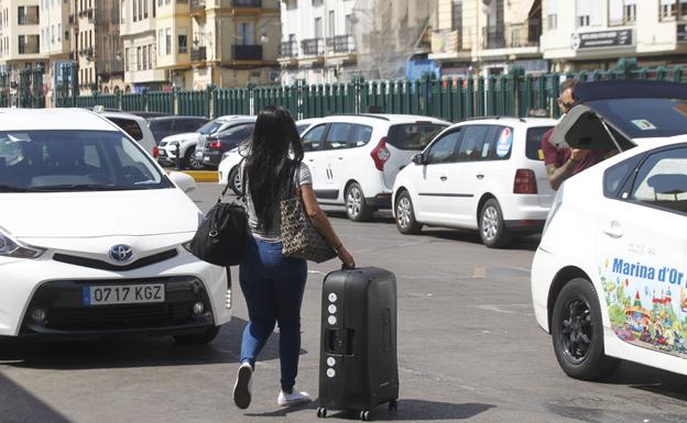 Taxis junto a la estación de Norte, tras la huelga por las licencias a los VTC.