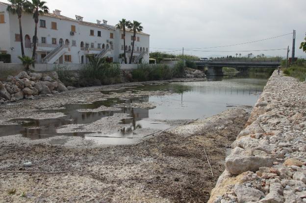 Imagen de archivo de la acumulación de algas y agua estancada en la desembocadura del Girona, junto a la zona residencial. 