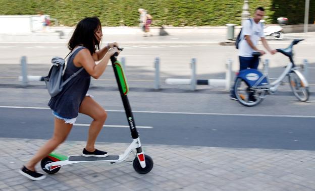Un patinete eléctrico de alquiler, ayer en una calle de Valencia. 
