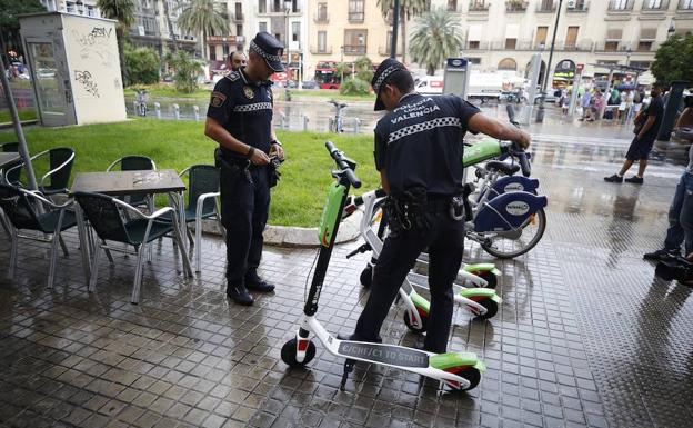 La policía retira los patinetes Lime de las calles de Valencia. 