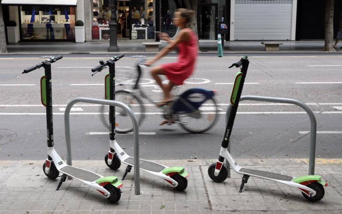 Fotos: La Policía retira los patinenetes eléctricos de alquiler de las calles de Valencia