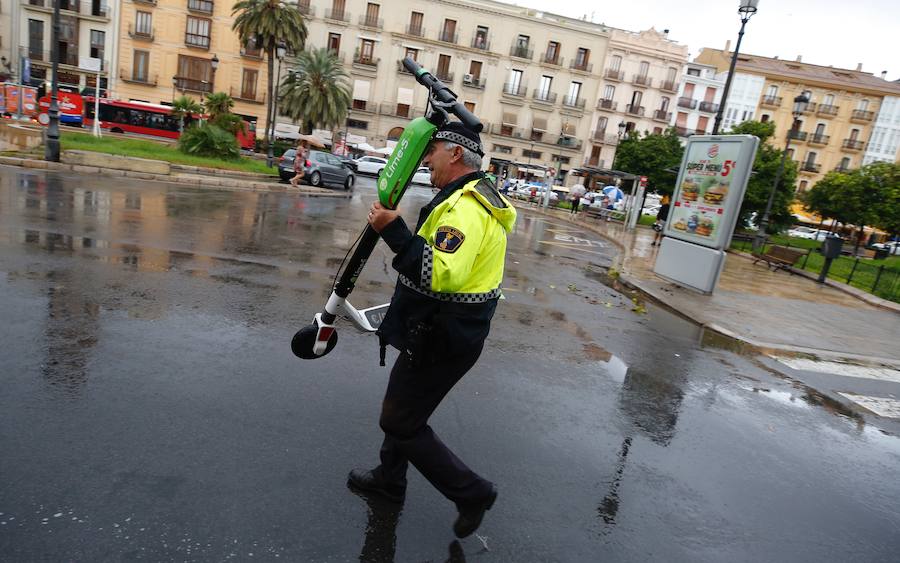 Fotos: La Policía retira los patinenetes eléctricos de alquiler de las calles de Valencia