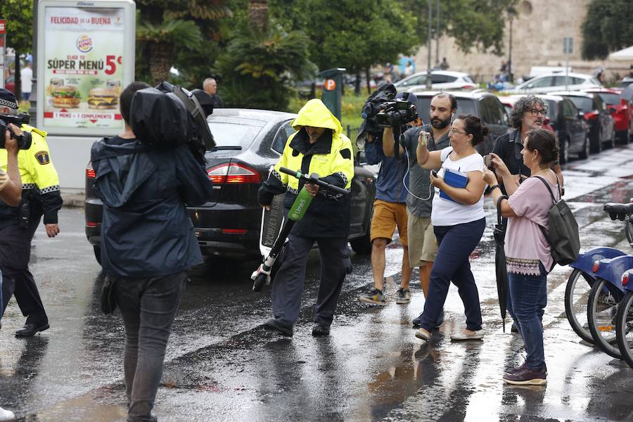 Fotos: La Policía retira los patinenetes eléctricos de alquiler de las calles de Valencia