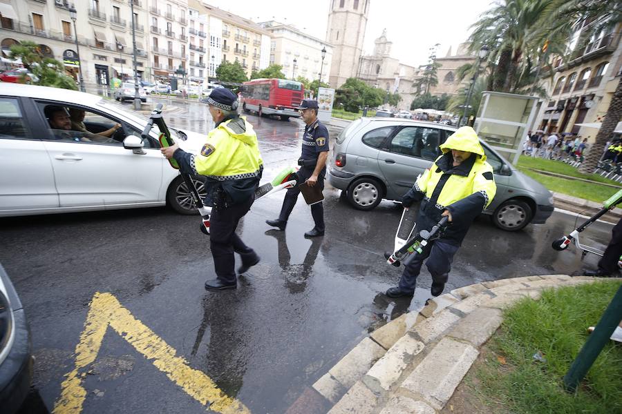 Fotos: La Policía retira los patinenetes eléctricos de alquiler de las calles de Valencia