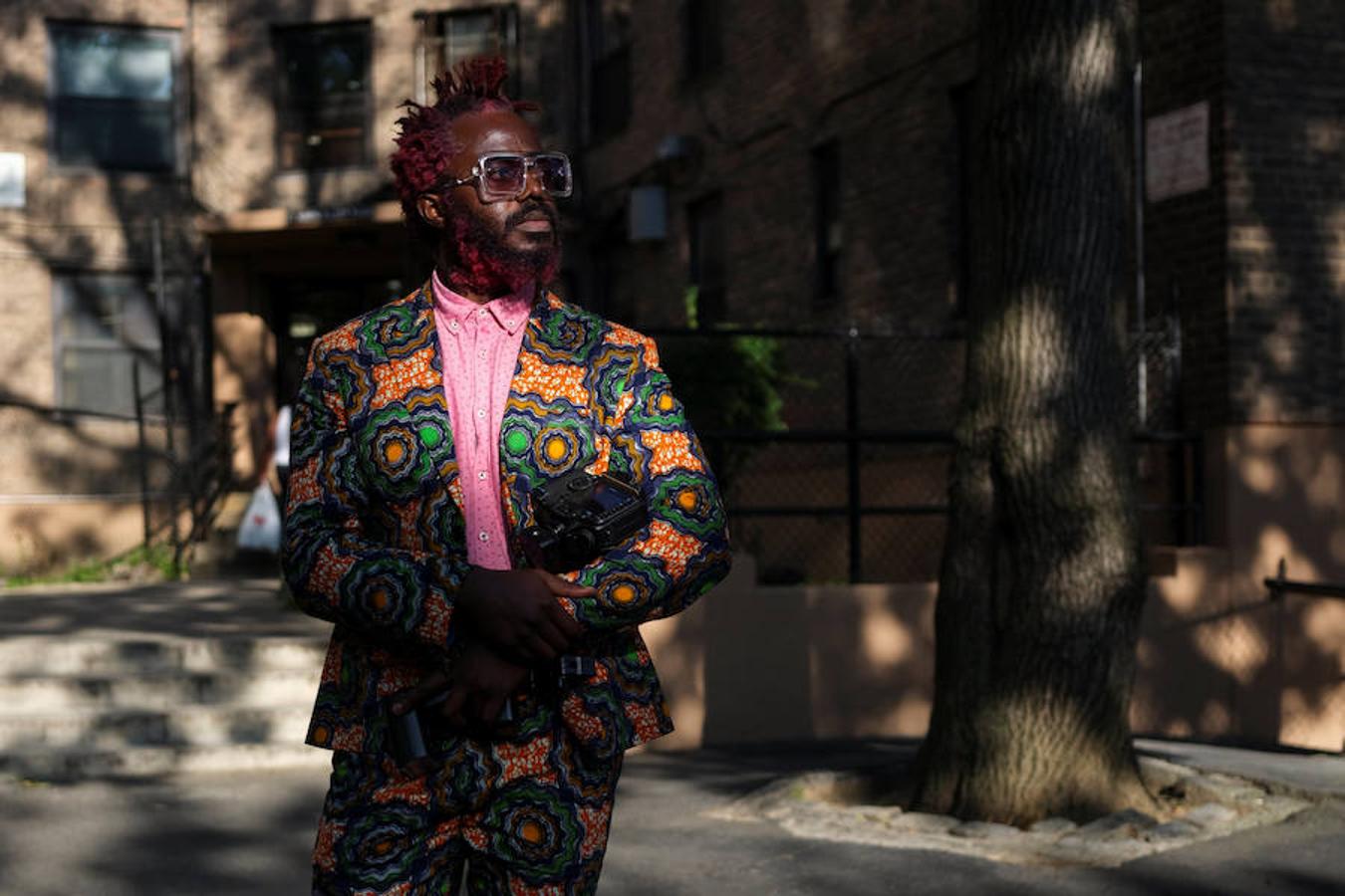 Josiah Esowe es un fotógrafo de Nueva York cuya única regla en la moda es "nunca ir de negro". 