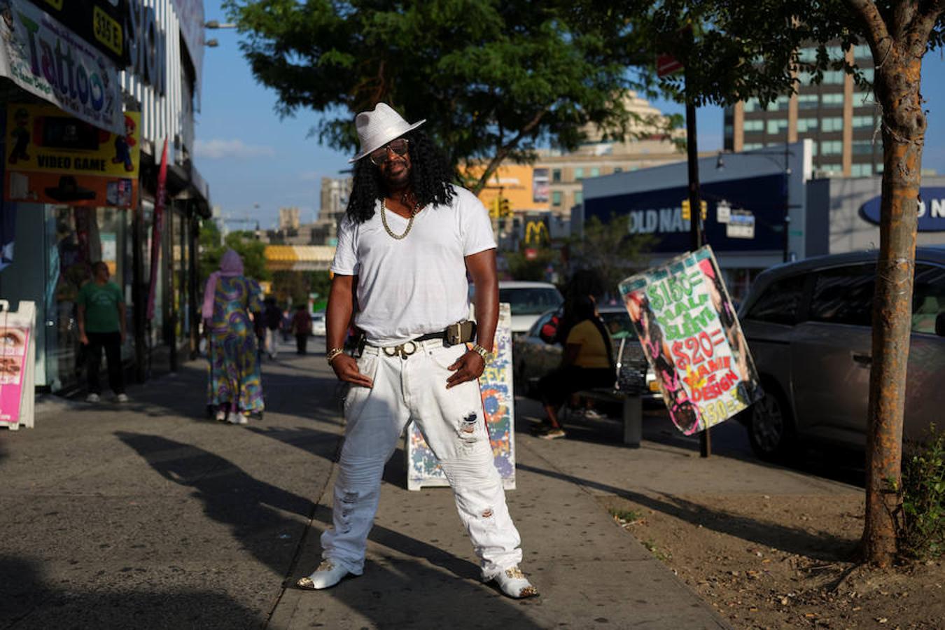 En el Bronx, Robert Norman de 37 años lleva un conjunto blanco de inspiración vaquera. Asegura que un buen look empieza desde los pies, "tus zapatos... son la base".