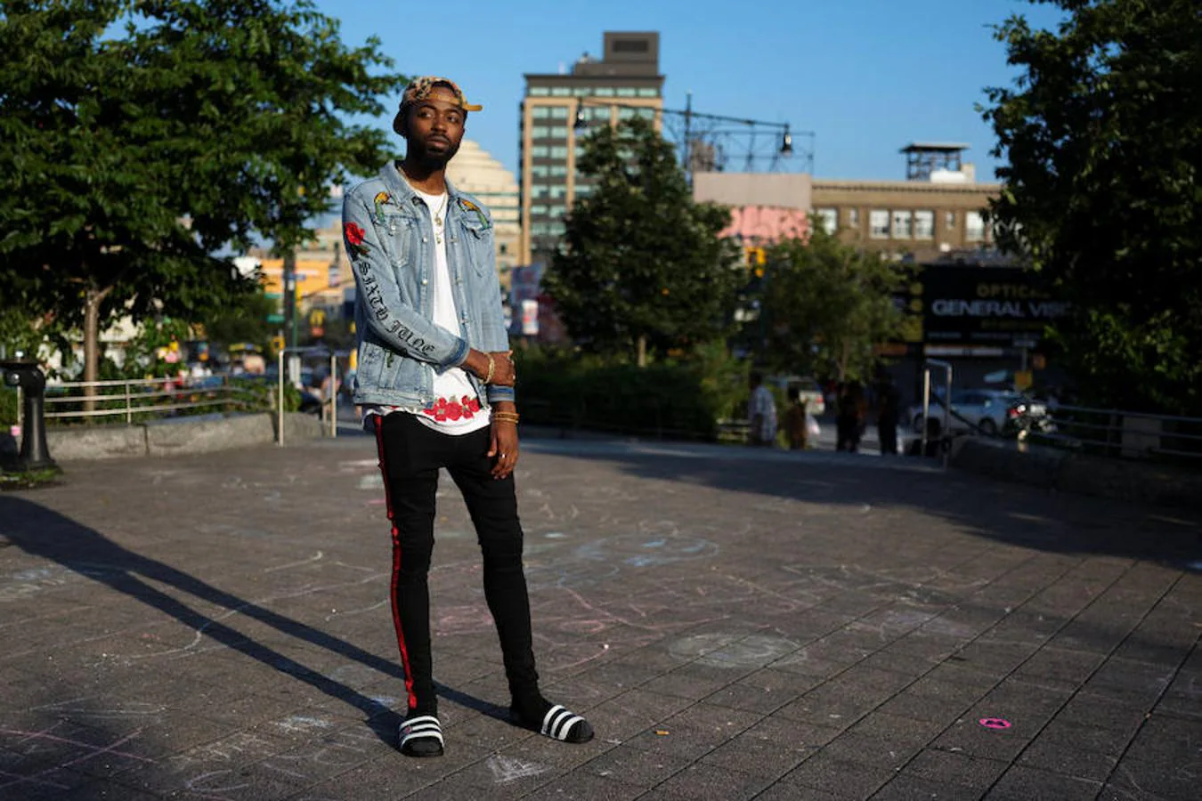 Frederick Reuben trabaja en la tienda de ropa The Gap. Mientras posa en el Bronx explica que "lleva lo que le gusta, independientemente de lo que piense la gente".
