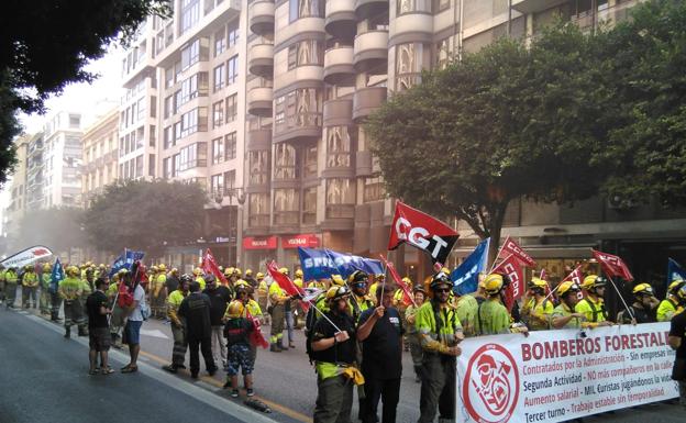 Concentración de bomberos forestales en la Calle Colón. 