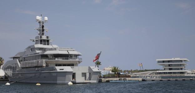 El megayate 'Skat', junto al edificio Veles e Vents, en la Marina de Valencia.