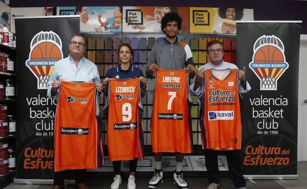 El ala-pívot Louis Labeyrie y la base Marina Lizarazu durante su presentación conjunta como nuevas incorporaciones al Valencia Basket 