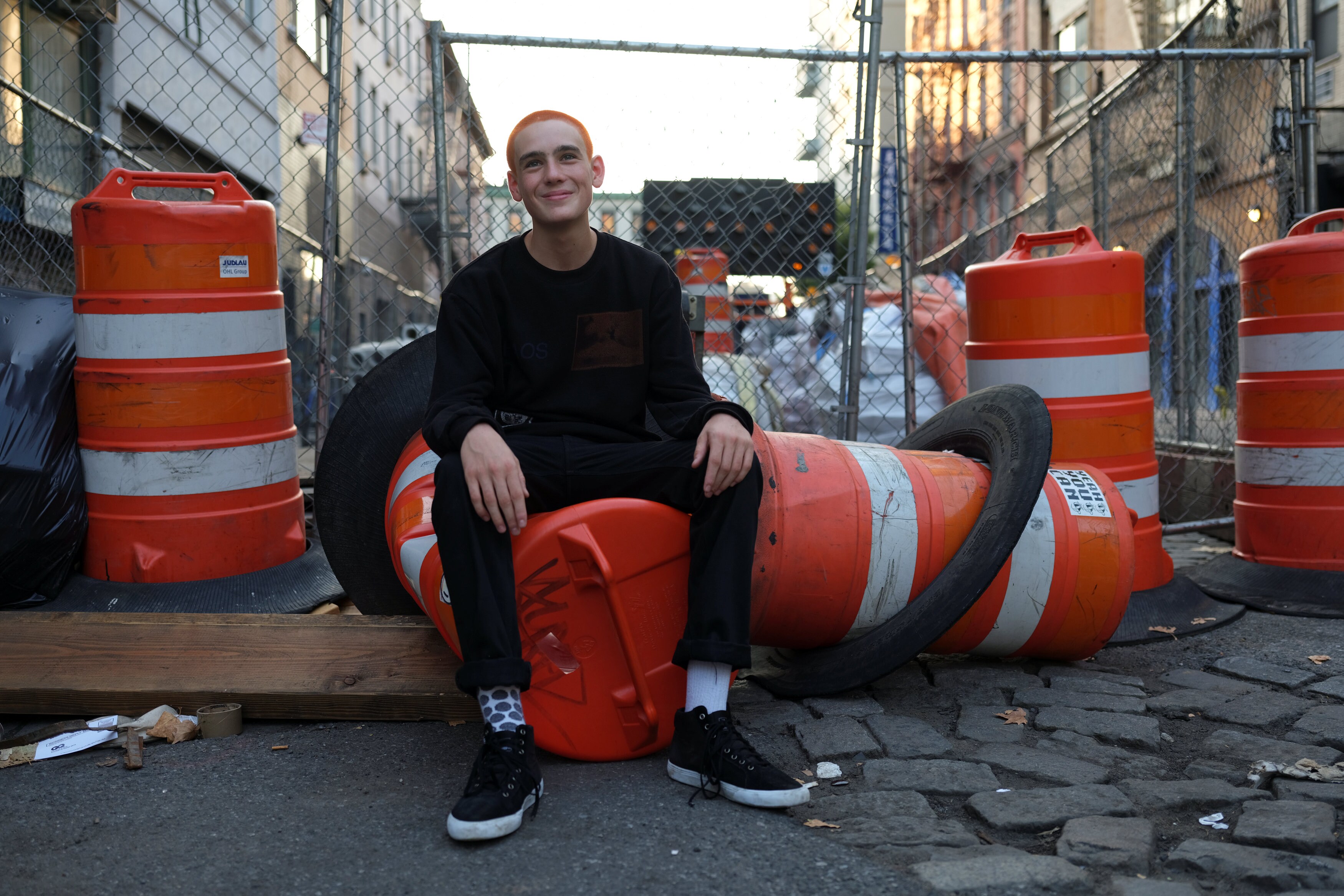 Atticus Stannard, de 16 años, posa en Manhattan. Su estilo es "de calle", mezclado con ropa de segunda mano que diseña él mismo.