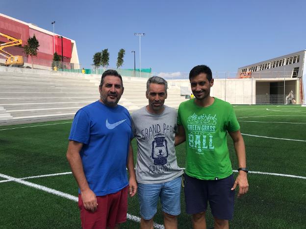 El concejal junto a los directivos del nuevo equipo. 