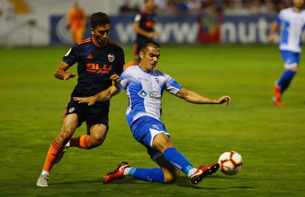 Ferran Torres lucha por el balón durante al amistoso que disputó el Valencia ante el Alcoyano. 