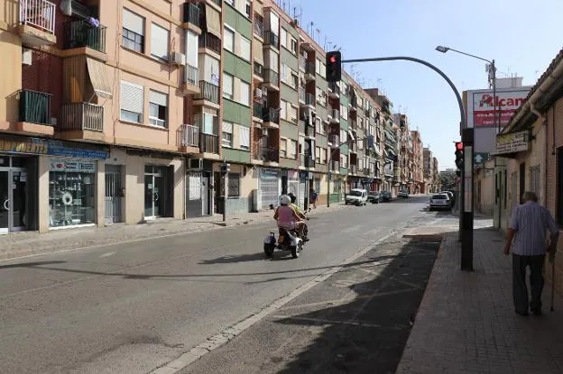 La imagen actual de la calle Camí Reial que separa al barrio de Caracoles. 