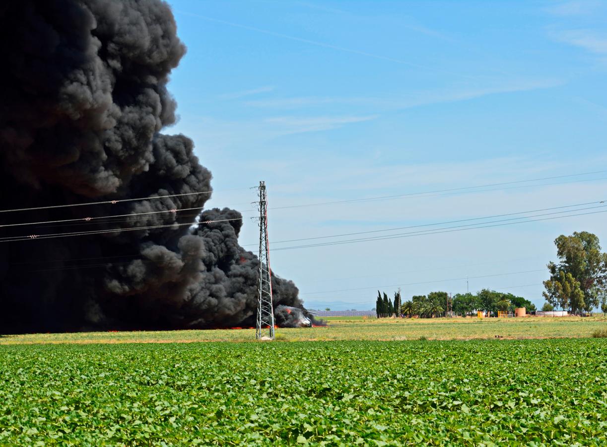 Europa Press ha difundido este viernes en exclusiva fotografías inéditas del accidente que sufrió el 9 de mayo de 2015 un avión Airbus militar A400M en las inmediaciones del aeropuerto de Sevilla, en el que fallecieron cuatro personas y dos resultaron heridas. Estas imágenes, que hasta ahora se encontraban bajo custodia del Juzgado de Instrucción número 13 de Sevilla como material de la investigación, salen a la luz casi tres años y cuatro meses después de este trágico suceso.