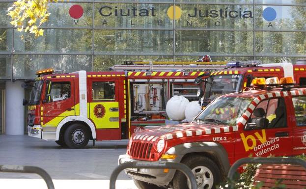 Vehículos de bomberos frente a la Ciudad de la Justicia el día en el que se produjo el incendio en el edificio.