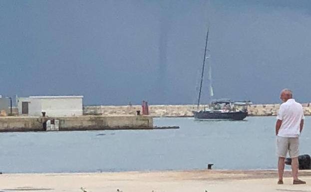 La manga de agua, vista desde el puerto de Dénia.