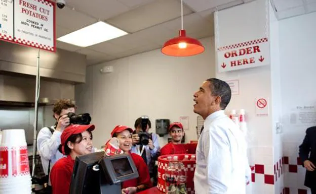 Obama durante su visita a una de estas hamburgueserías.