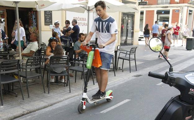 Un usuario de patinete eléctrico en Valencia 