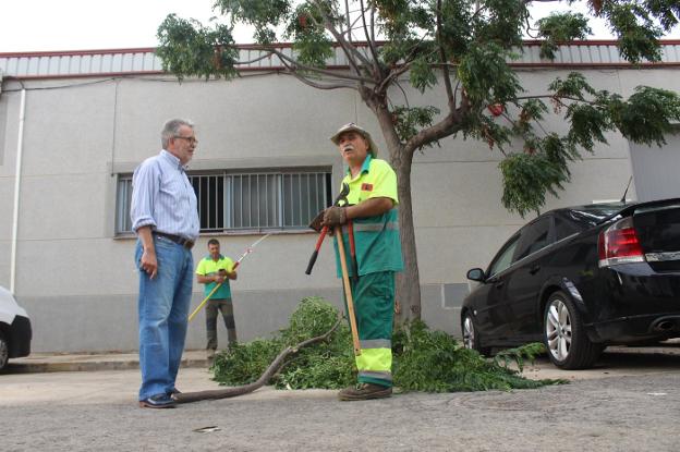 El alcalde, Ramón Marí, con un empleado. 