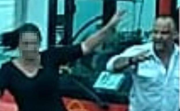 Una mujer agrede con una defensa extensible al conductor del bus turístico de Valencia