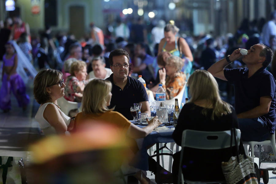 La fiesta más esperada, la noche de los disfraces de Rafelbunyol, llenó ayer las calles del municipio de color, alegría y diversión. Cerca de 10.000 personas se dieron cita en la localidad para disfrutar de un evento convertido en clásico. Un amplio dispositivo de seguridad, formado por más de 180 personas, veló por la celebración. 