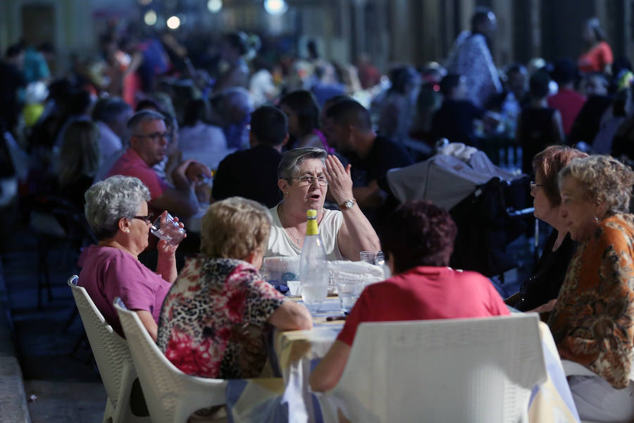 La fiesta más esperada, la noche de los disfraces de Rafelbunyol, llenó ayer las calles del municipio de color, alegría y diversión. Cerca de 10.000 personas se dieron cita en la localidad para disfrutar de un evento convertido en clásico. Un amplio dispositivo de seguridad, formado por más de 180 personas, veló por la celebración. 