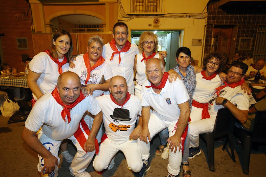 La fiesta más esperada, la noche de los disfraces de Rafelbunyol, llenó ayer las calles del municipio de color, alegría y diversión. Cerca de 10.000 personas se dieron cita en la localidad para disfrutar de un evento convertido en clásico. Un amplio dispositivo de seguridad, formado por más de 180 personas, veló por la celebración. 