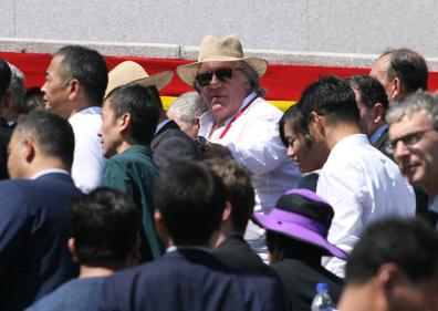 Imagen secundaria 1 - Dos momentos del desfile y el actor Gerard Depardieu.