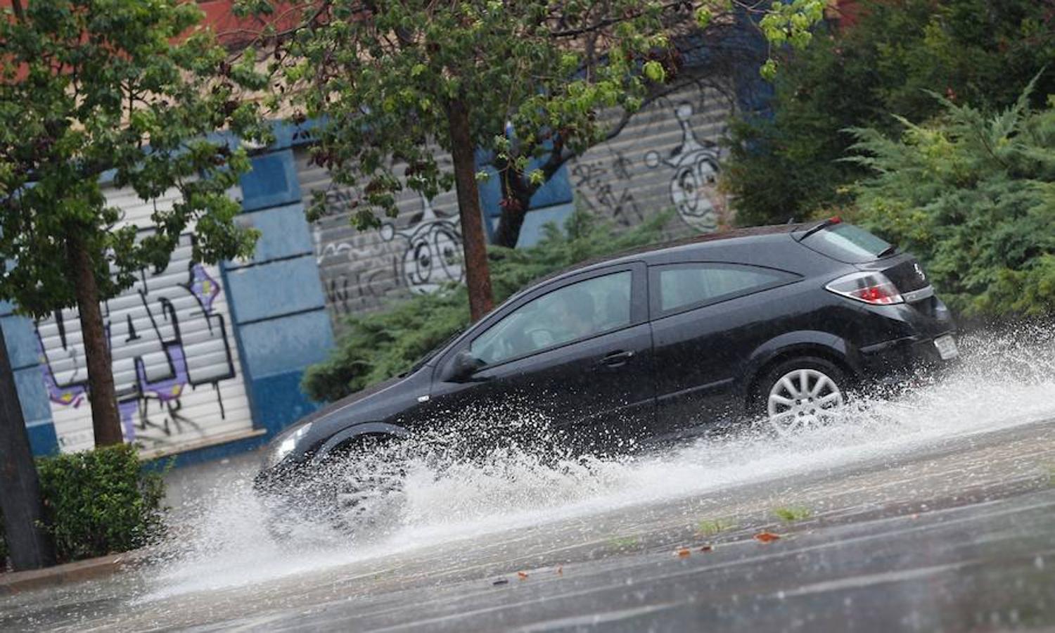 En apenas una horas se han registrado lluvias de 43'2 l/m2 en Catarroja, 43 en Sedaví, 29 en Silla, 18'8 en la zona de Primado Reig en Valencia, 16'8 en la zona de Jesús y 14'8 en la plaza de la Virgen. En la imagen, la ciudad de Valencia, hoy.