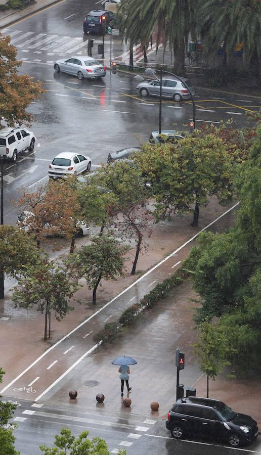 En Xàtiva, un coche quedó atrapado, aunque el conductor pudo abandonar el mismo por su propio pie, y se produjeron tres caídas de árboles debido a los picos de viento de más de 100 kilómetros por hora. Uno de ellos bloqueó la entrada a urgencias del Hospital Luis Alcanyís. En la imagen, la ciudad de Valencia, hoy.