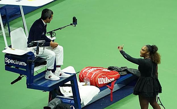 Serena discute con el juez Carlos Ramos durante la final del US Open. 