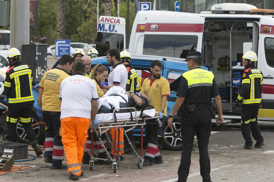Un accidente de tráfico entre tres vehículos en la avenida de las Cortes Valencianas ha provocado retenciones en la entrada a Valencia. Los médicos han asistido a un hombre de 35 años por una herida en un brazo que no ha revestido gravedad y también ha atendido a un hombre de 46 años por politraumatismo que ha sido evacuado en el SAMU al Hospital Clínico de Valencia.