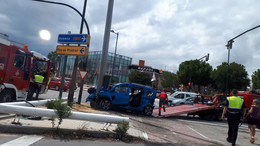 Un accidente de tráfico entre tres vehículos en la avenida de las Cortes Valencianas ha provocado retenciones en la entrada a Valencia. Los médicos han asistido a un hombre de 35 años por una herida en un brazo que no ha revestido gravedad y también ha atendido a un hombre de 46 años por politraumatismo que ha sido evacuado en el SAMU al Hospital Clínico de Valencia.
