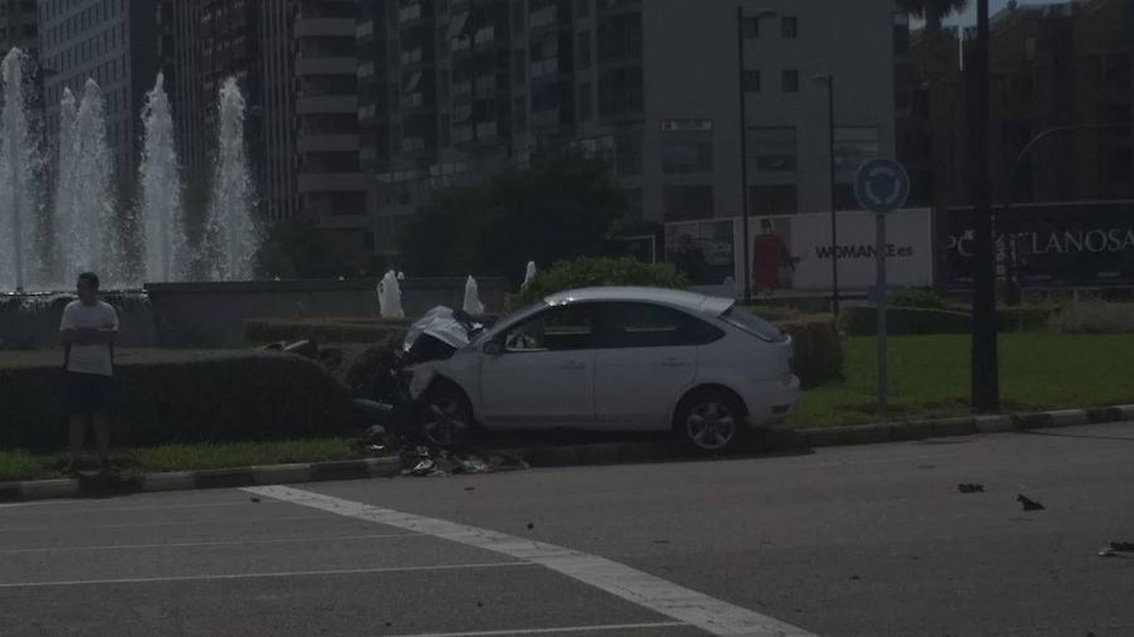 Un accidente de tráfico entre tres vehículos en la avenida de las Cortes Valencianas ha provocado retenciones en la entrada a Valencia. Los médicos han asistido a un hombre de 35 años por una herida en un brazo que no ha revestido gravedad y también ha atendido a un hombre de 46 años por politraumatismo que ha sido evacuado en el SAMU al Hospital Clínico de Valencia.