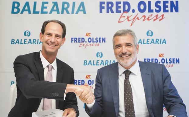 Los responsables de Fred. Olsen y Baleària durante la firma del acuerdo.