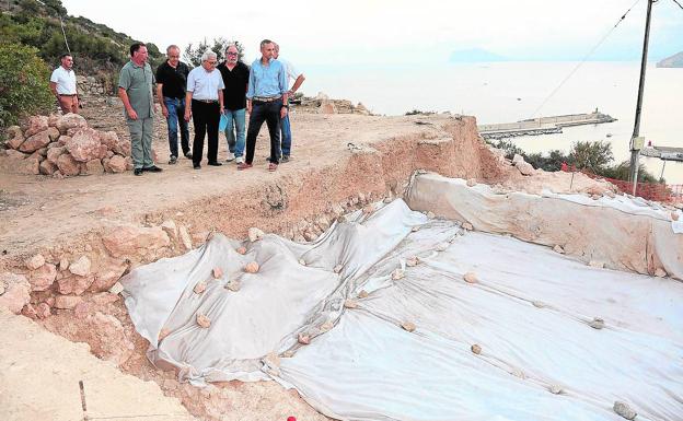 El presidente de la Diputación de Alicante, César Sánchez, durante su visita a las excavaciones. 